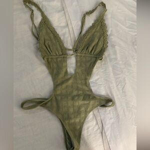 Edikted Olivie green bodysuit